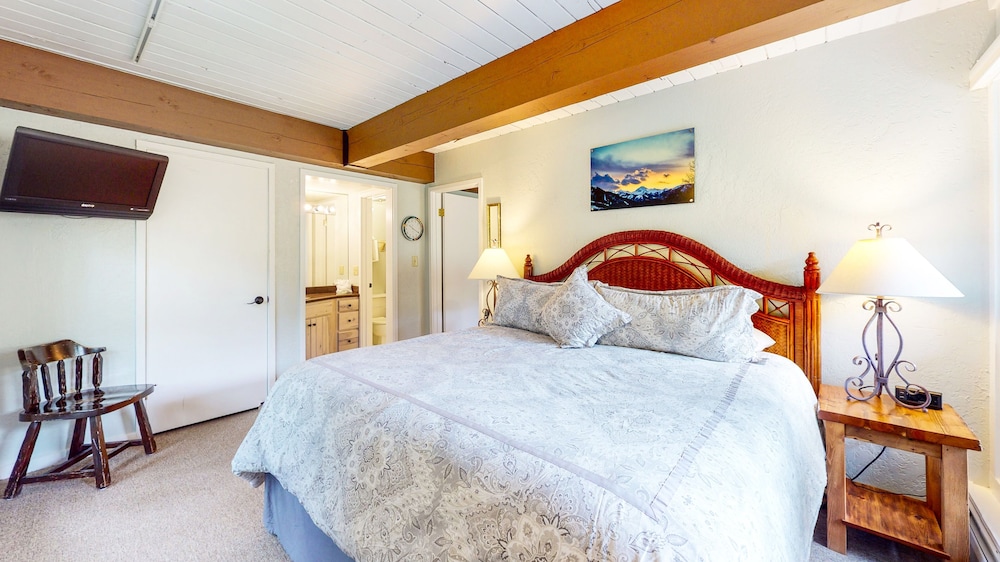 Laurelwood A Destination Residence 8/76