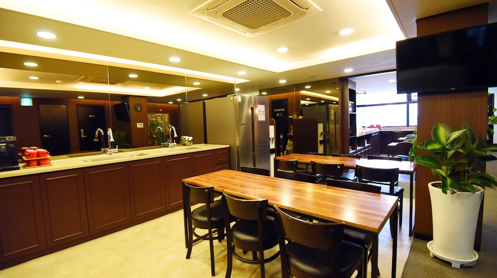 57 Myeongdong Hostel 56/66