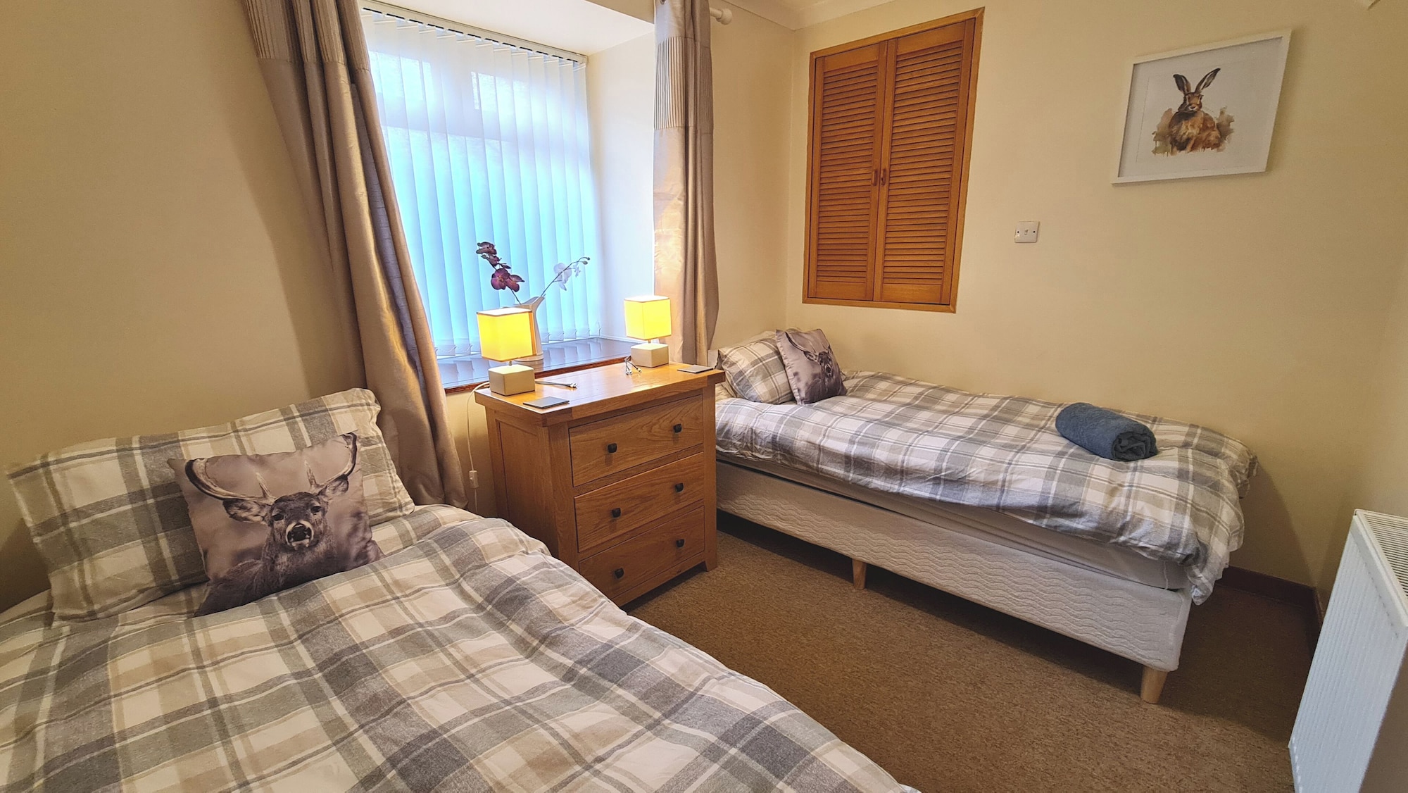 كوخ عائلي بسرير كينج وثلاثة أسرّة مع سرير سحّاب إضافي، Darwin Cottage Self Catering In Elgin 2/10