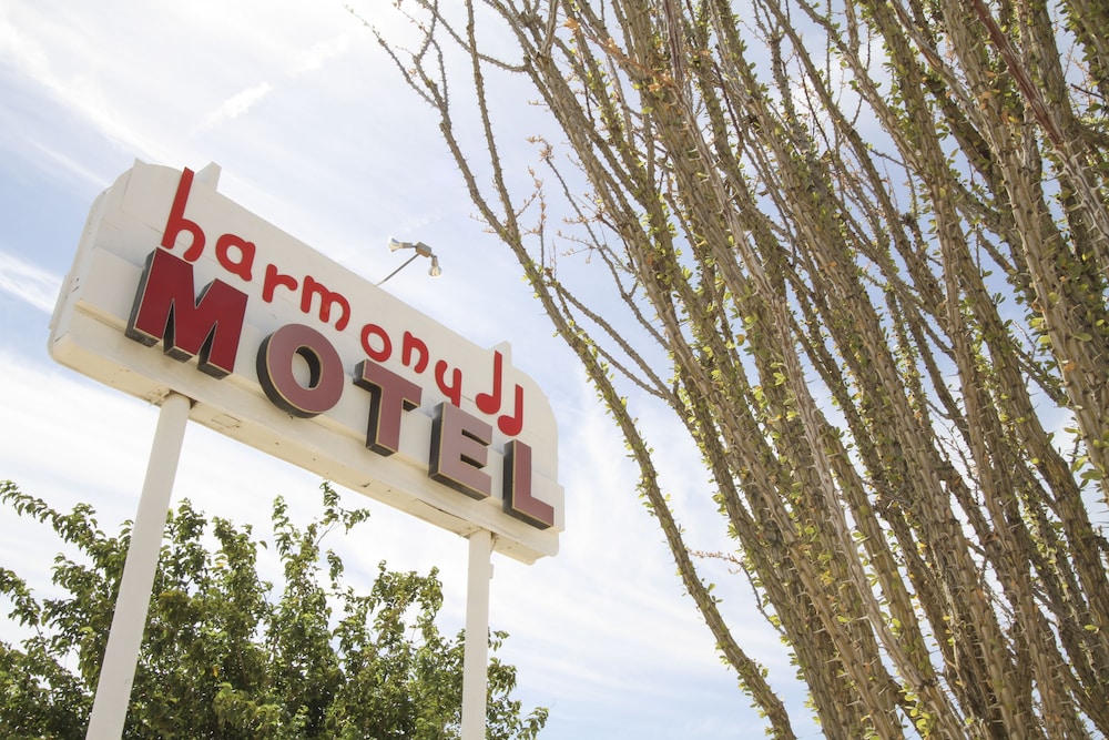 Harmony Motel 3/50