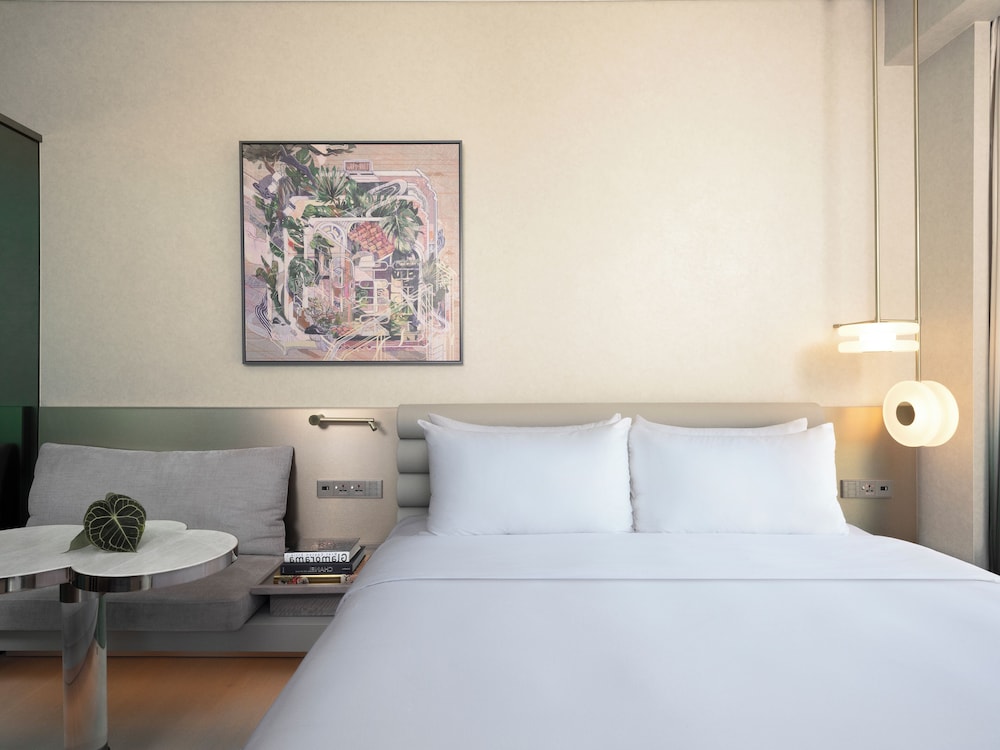 SIGNATURE, KING BED