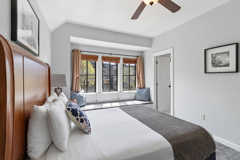 PREMIUM, QUEEN BED, PRIVATE BATHROOM