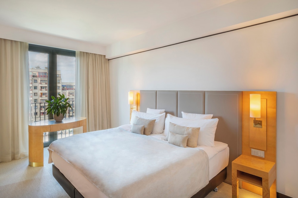 The Level, Junior Suite, Executive Lounge Access