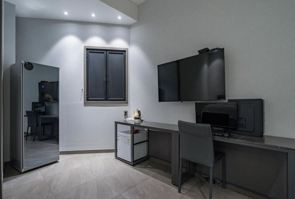 Suwon Station Myeongjak Hotel 34/57