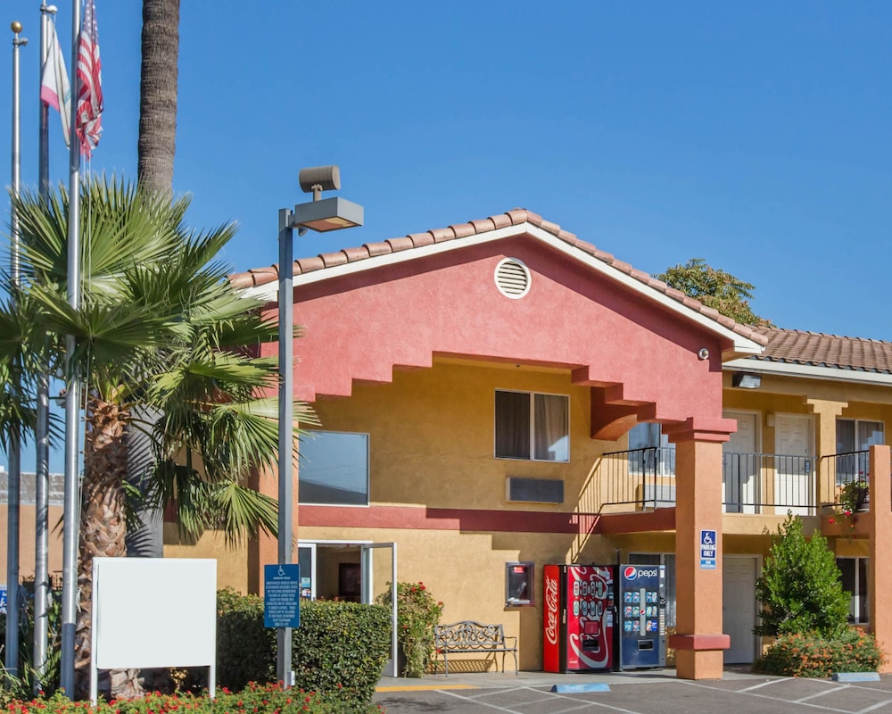 Econo Lodge Inn & Suites Lodi 2/28