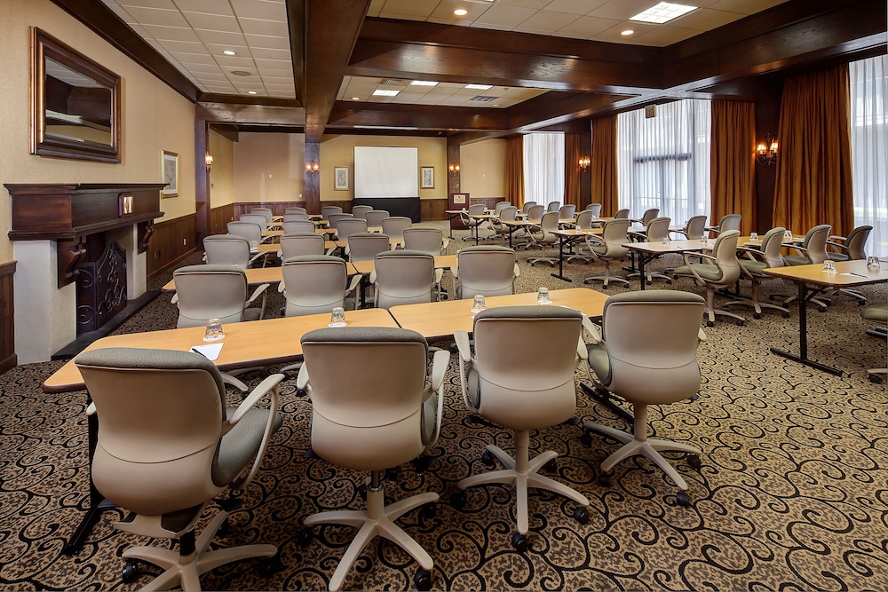 Whispering Woods Hotel & Conference Center 32/39