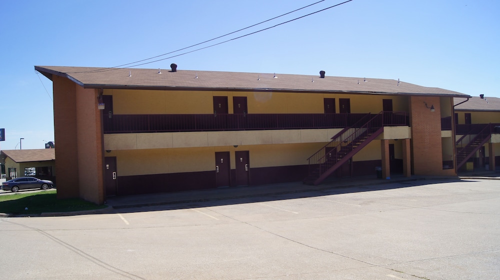 Holiday Lodge And Suites 8/46