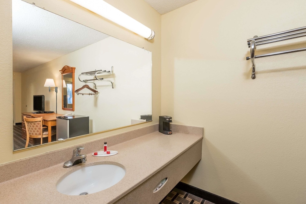 Super 8 by Wyndham Indianapolis/Southport Rd 10/13