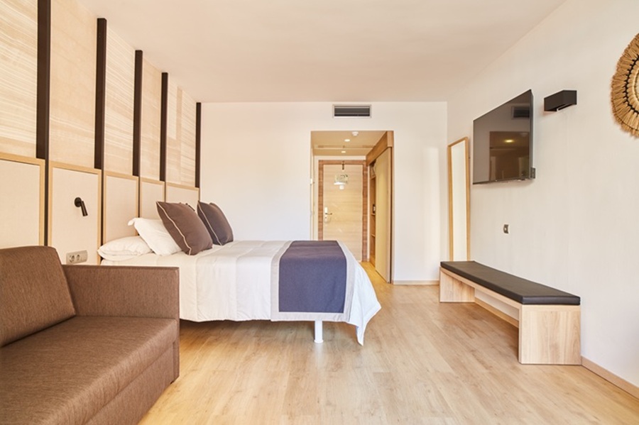 Iconic, Double Bed, Pool View, Balcony