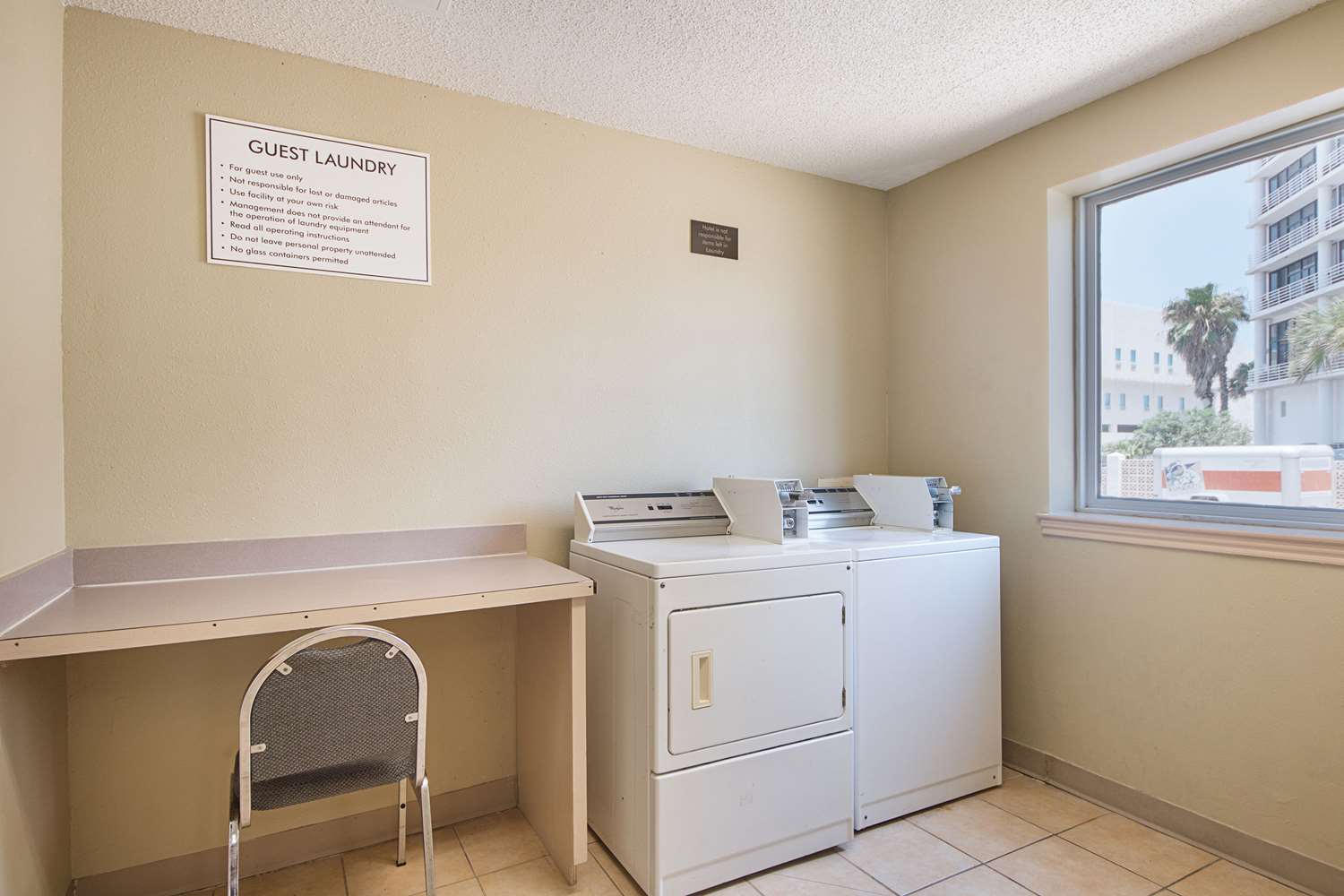 Comfort Suites Beachside 16/44