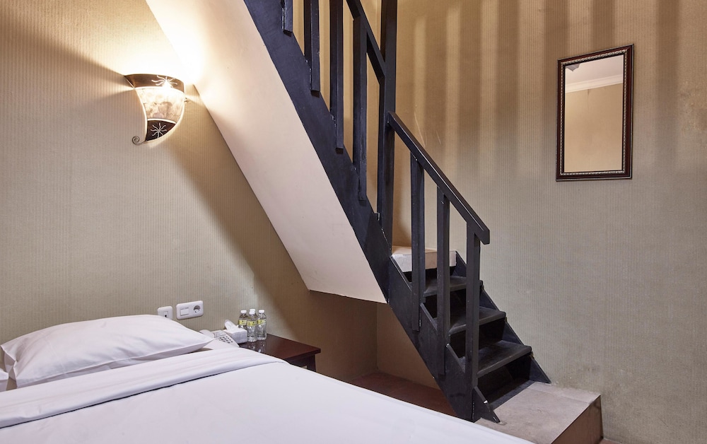 Twins Hotel Manggadua 56/65