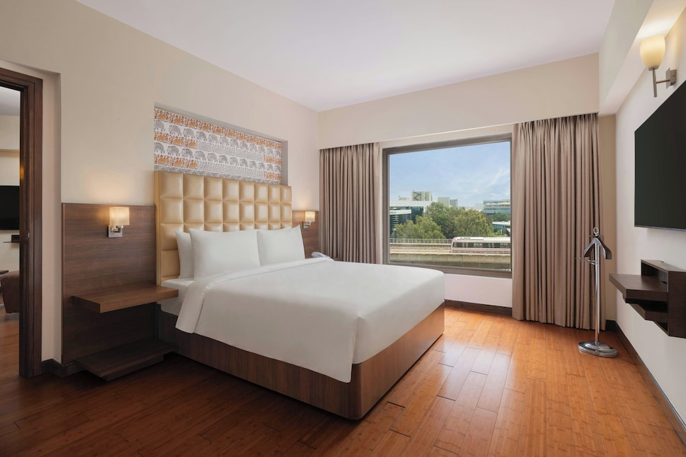 SUITE, KING BED