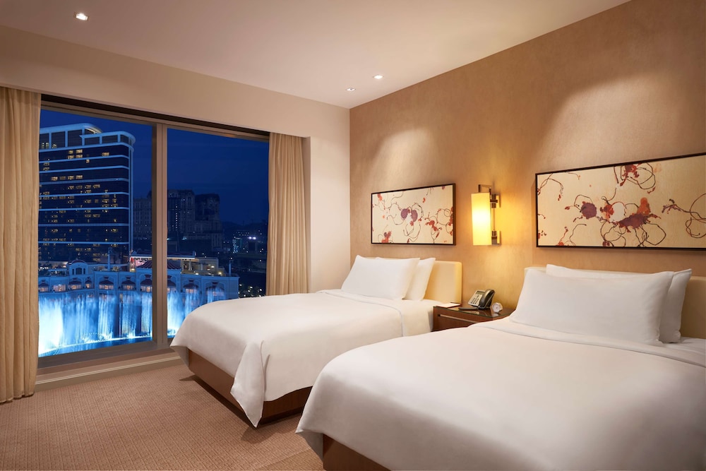 Grand, Suite, Twin Beds, Fountain View