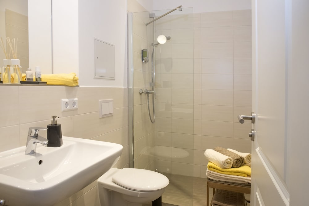 Leon Suite Apartments 46/50