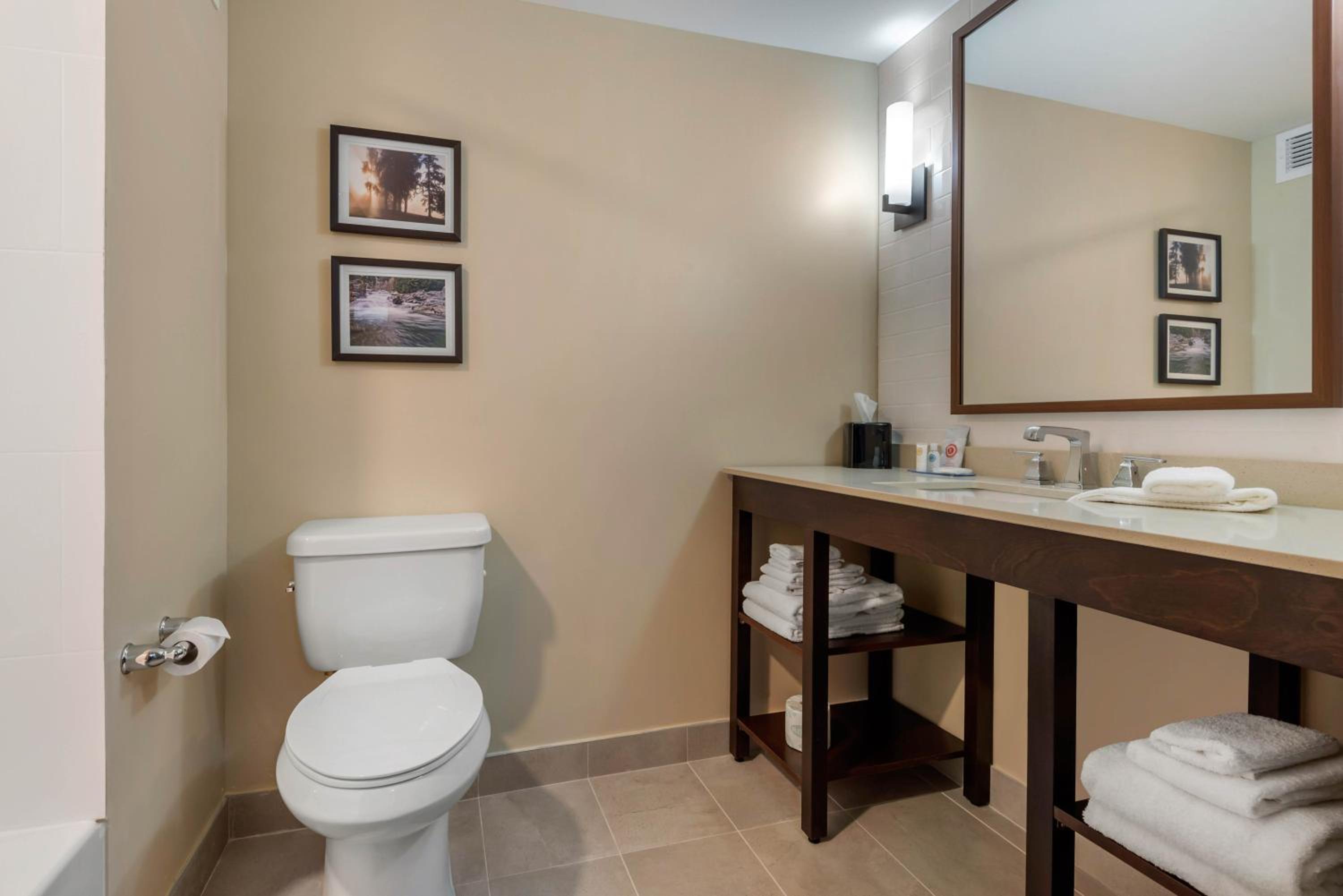 غرفة بسرير كينج وسريرين كوين، Comfort Inn & Suites Napanee, ON 9/9