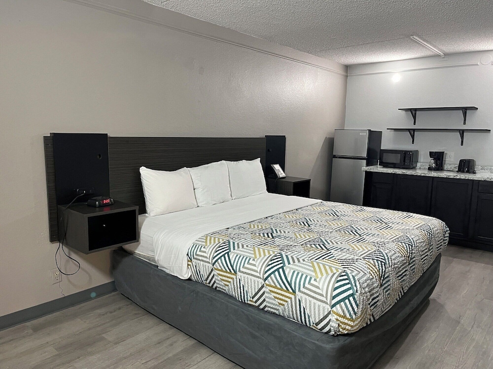 Studio6 Phoenix, AZ - Midtown 11/25