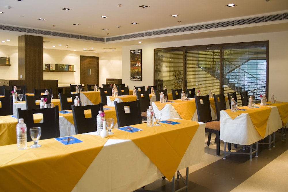 Shervani Nehru Palace Hotel 31/38