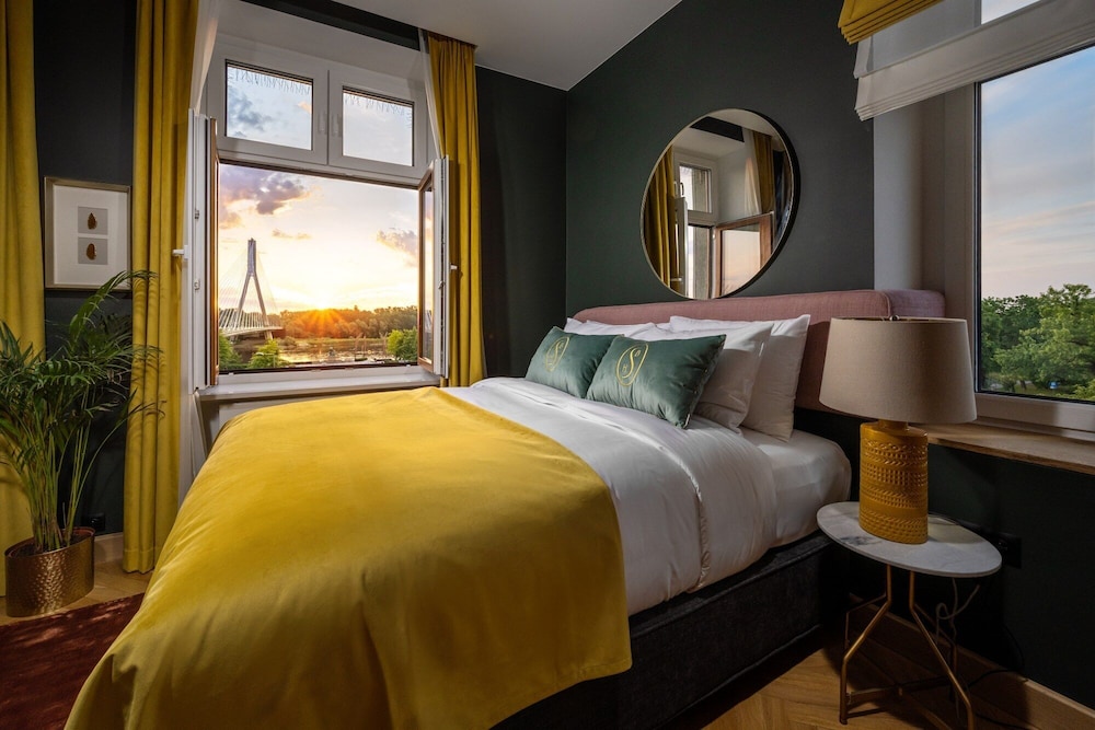 DELUXE, QUEEN BED, RIVER VIEW