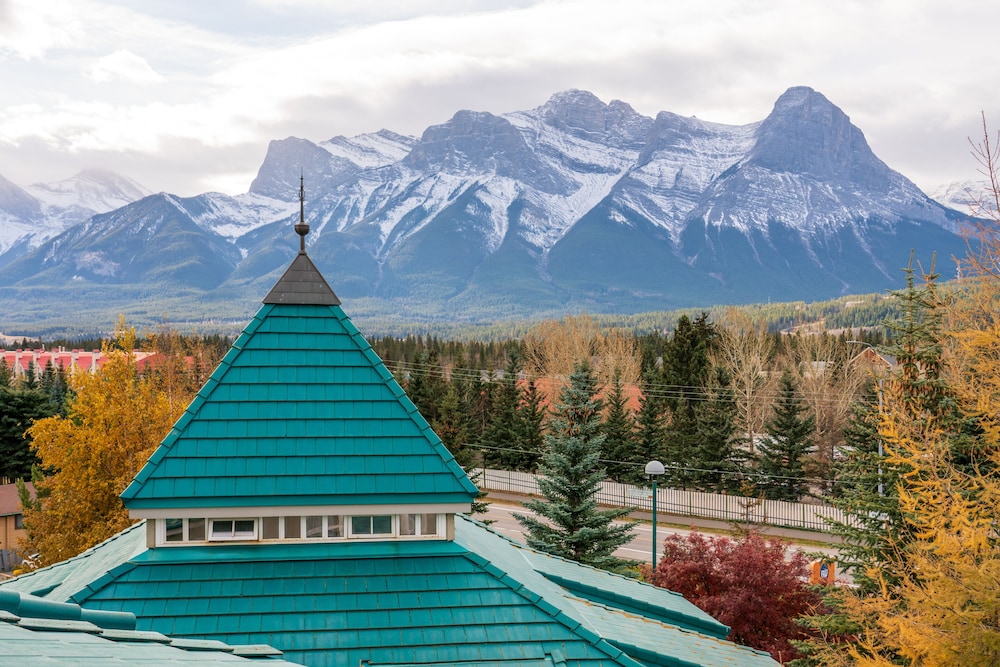 Canmore Pocaterra Inn & Waterslide 77/81