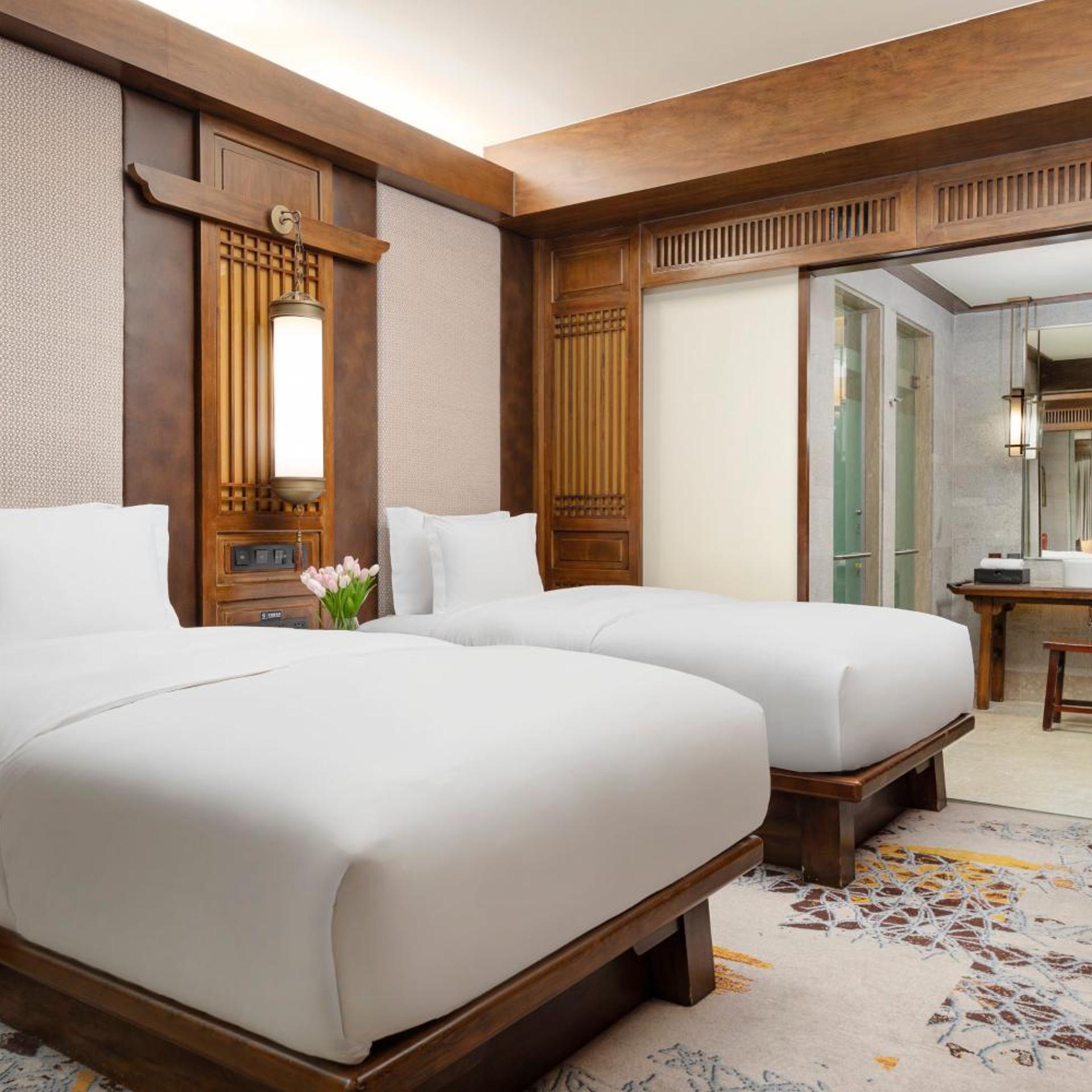 جناح جونيور بسرير فردي مع دخول صالة النادي، INTERCONTINENTAL LIJIANG ANCIENT TOWN RESORT 4/8