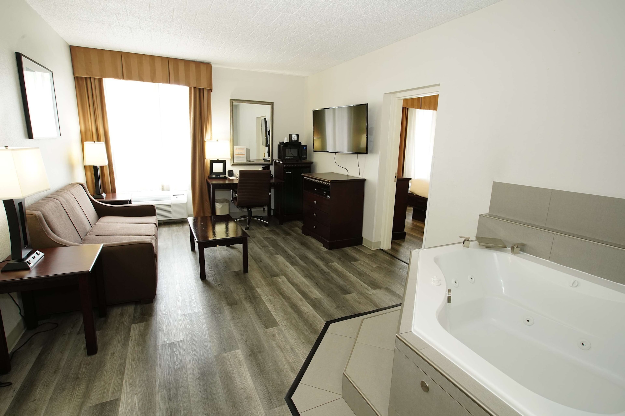 غرفة مفردة بسرير كينج بحوض جاكوزي، Best Western Paramus Hotel & Suites 5/5