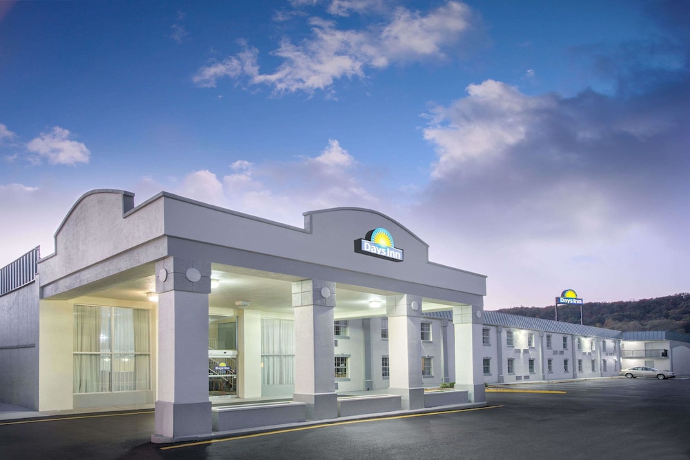 Days Inn By Wyndham Roanoke Near I-81 1/47