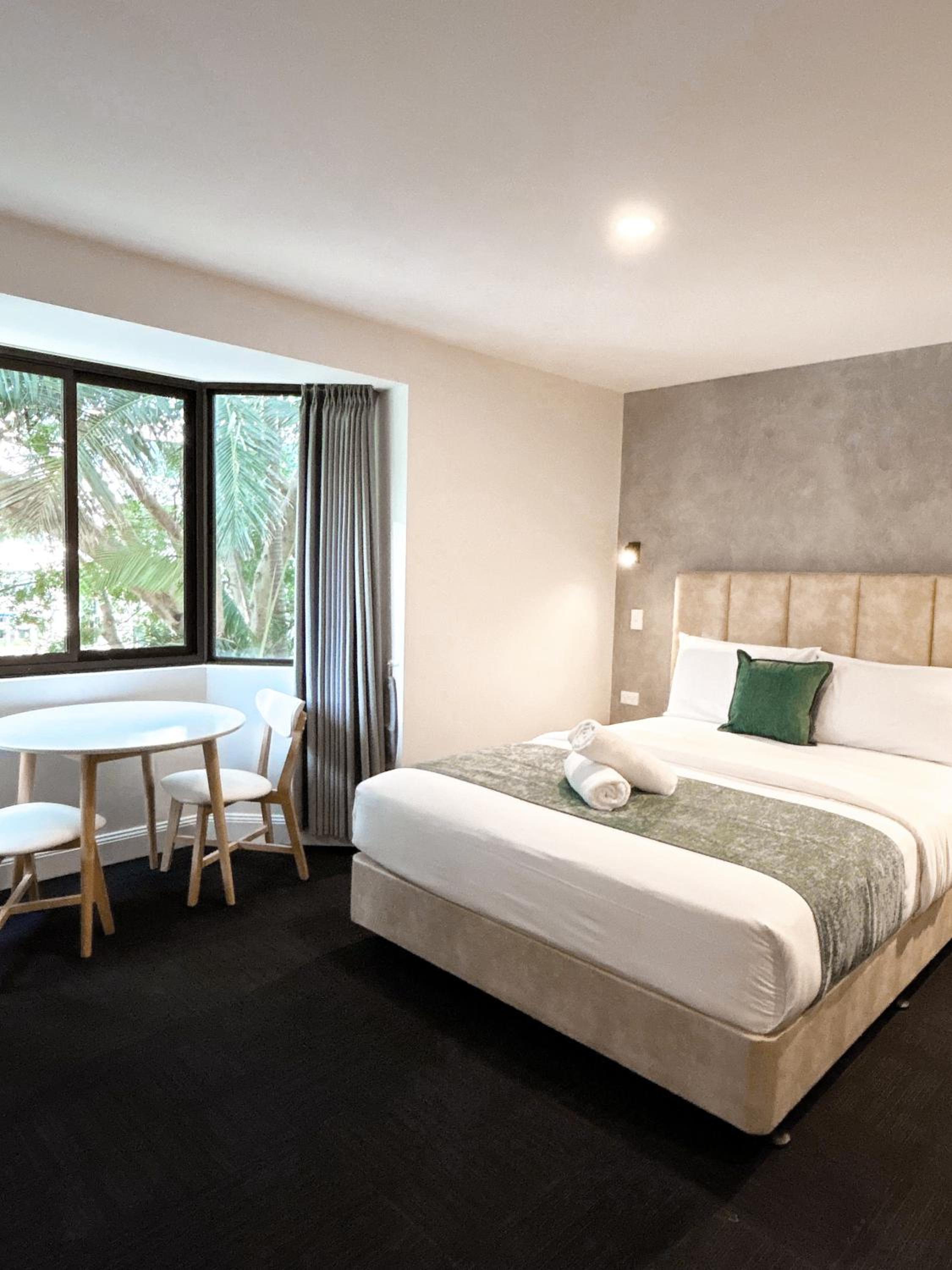 DELUXE, QUEEN BED