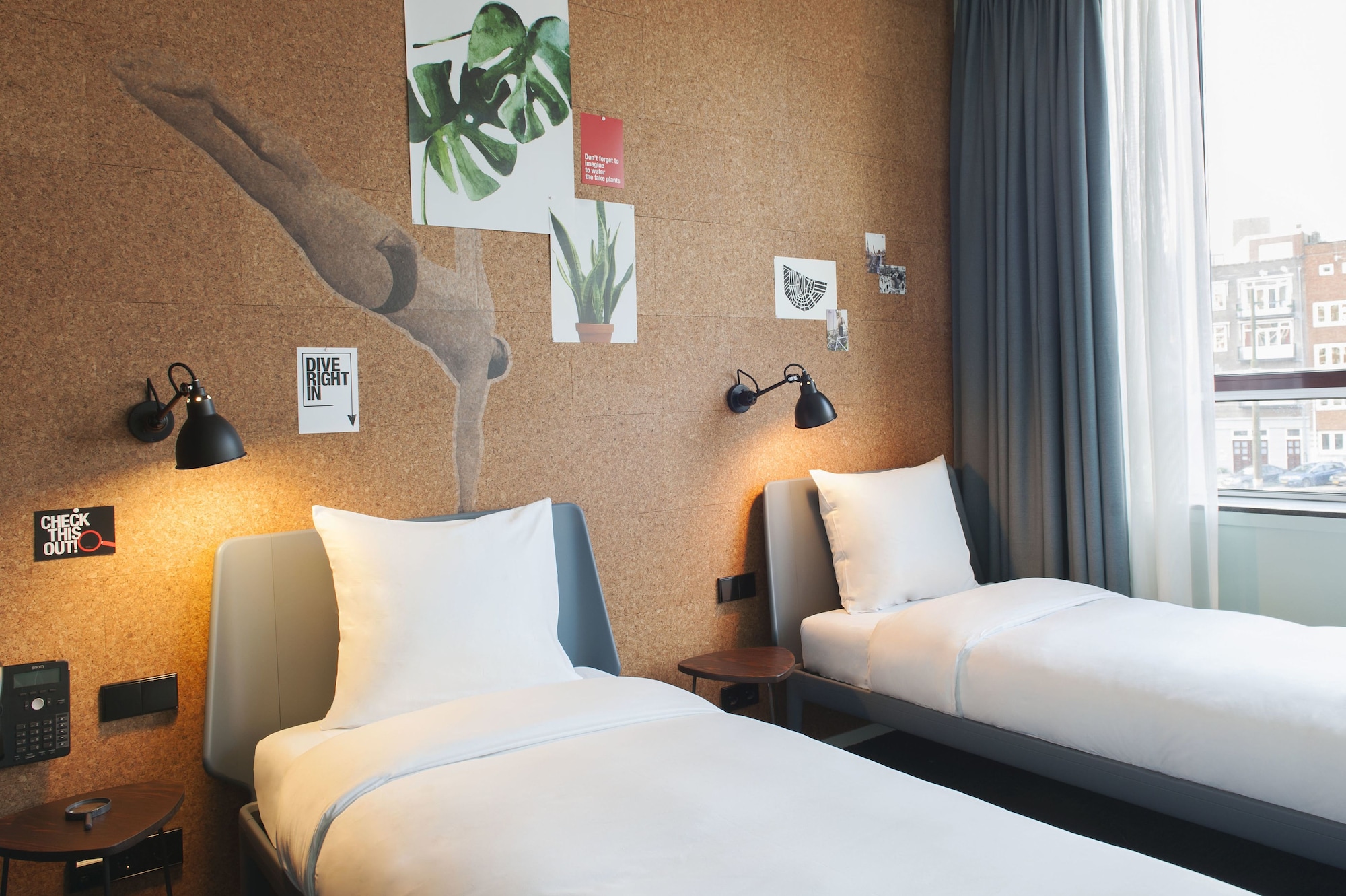 ROOM, TWIN BEDS