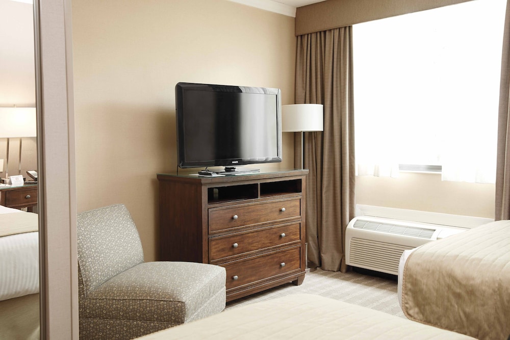 Ethan Allen Hotel 28/65