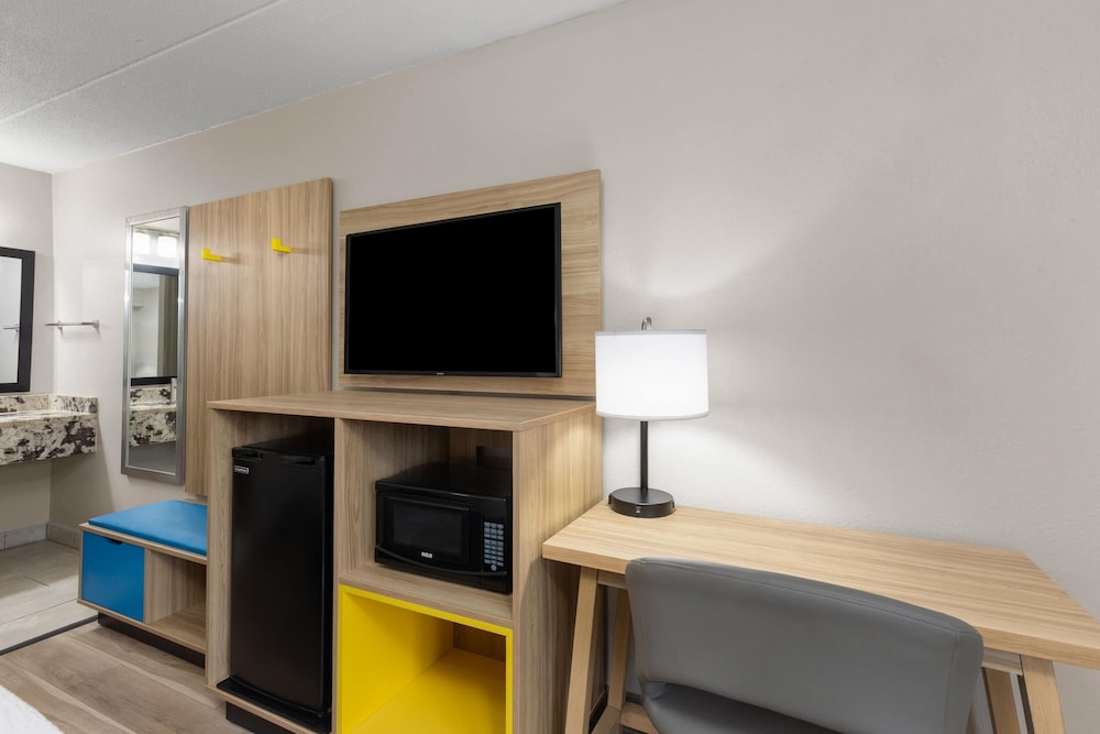 Days Inn by Wyndham Charleston WV 24/33