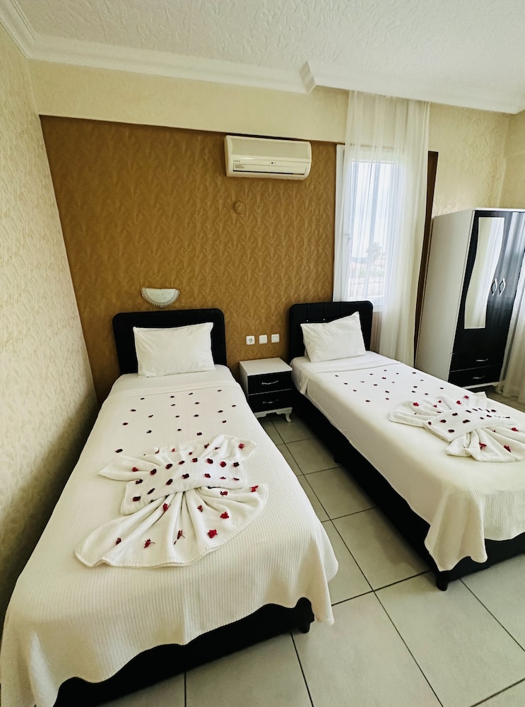 ROOM, DOUBLE OR TWIN BED, BALCONY