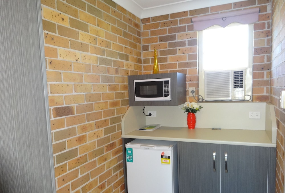 FORSTER PALMS MOTEL 42/50