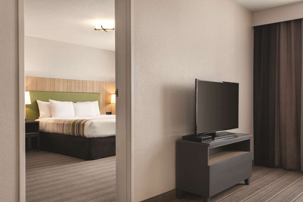 SUITE, KING BED, ACCESSIBLE