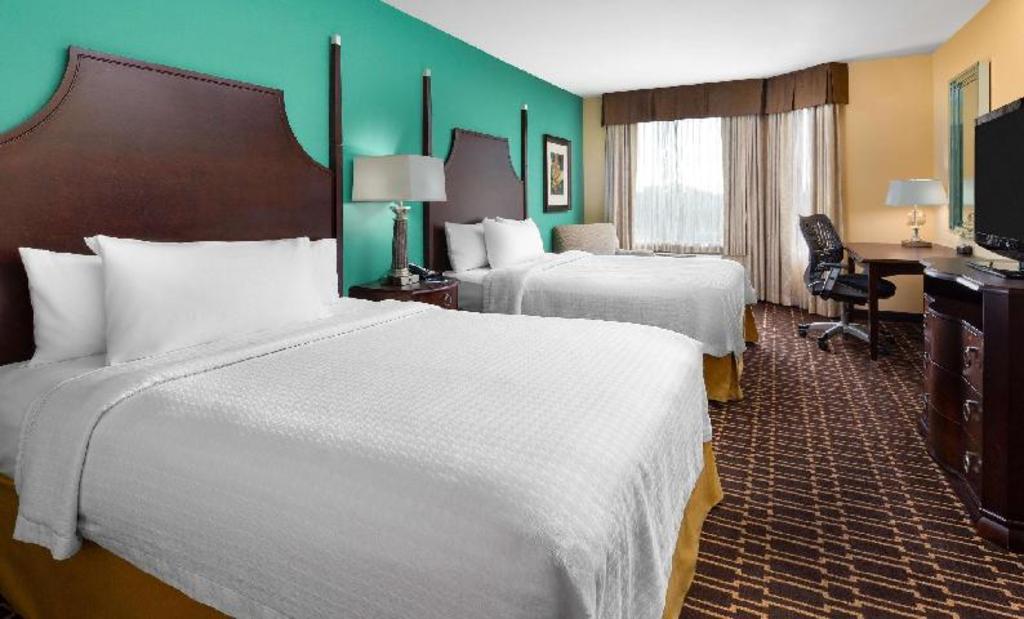 Suite, 2 Queen Beds, Sofa, Accessible