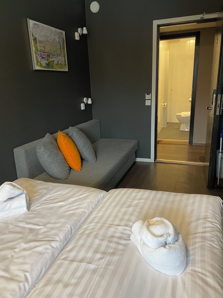 COMPACT, DOUBLE BED, EXTERNAL BATHROOM