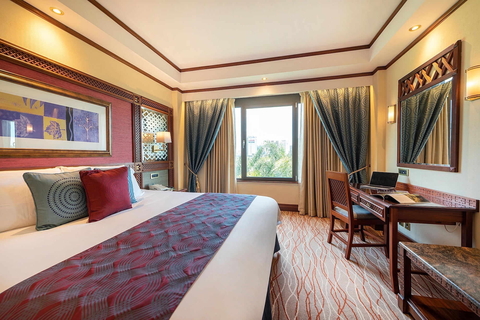 EXECUTIVE, SUITE