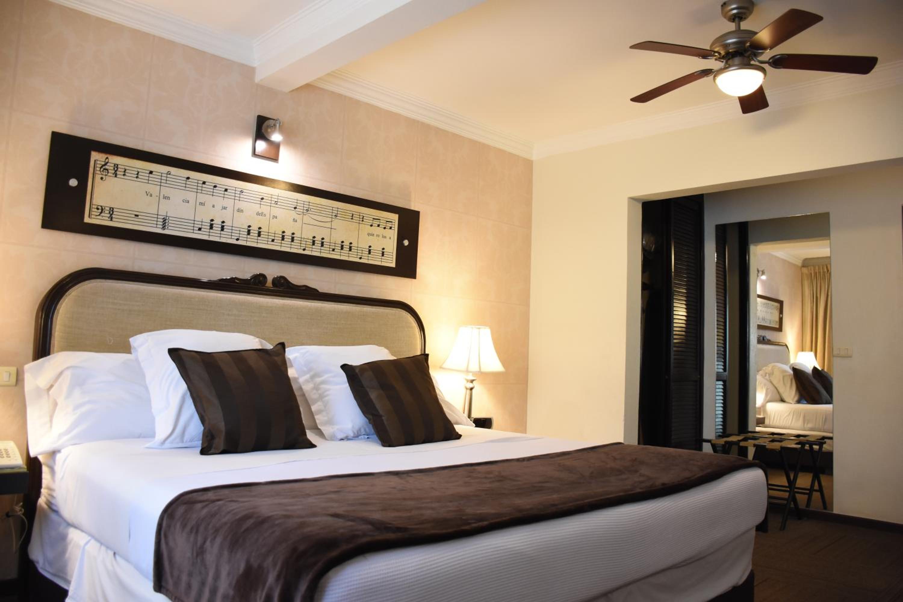hotel clara luna