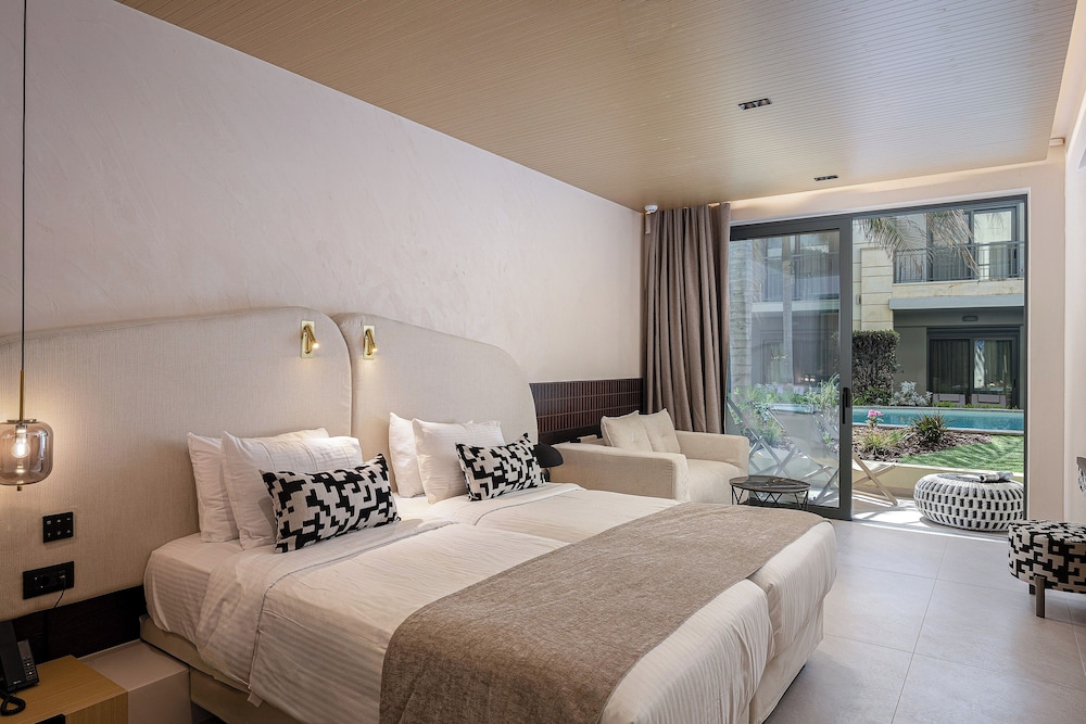Swim Up, Superior, Queen Bed, Sofa