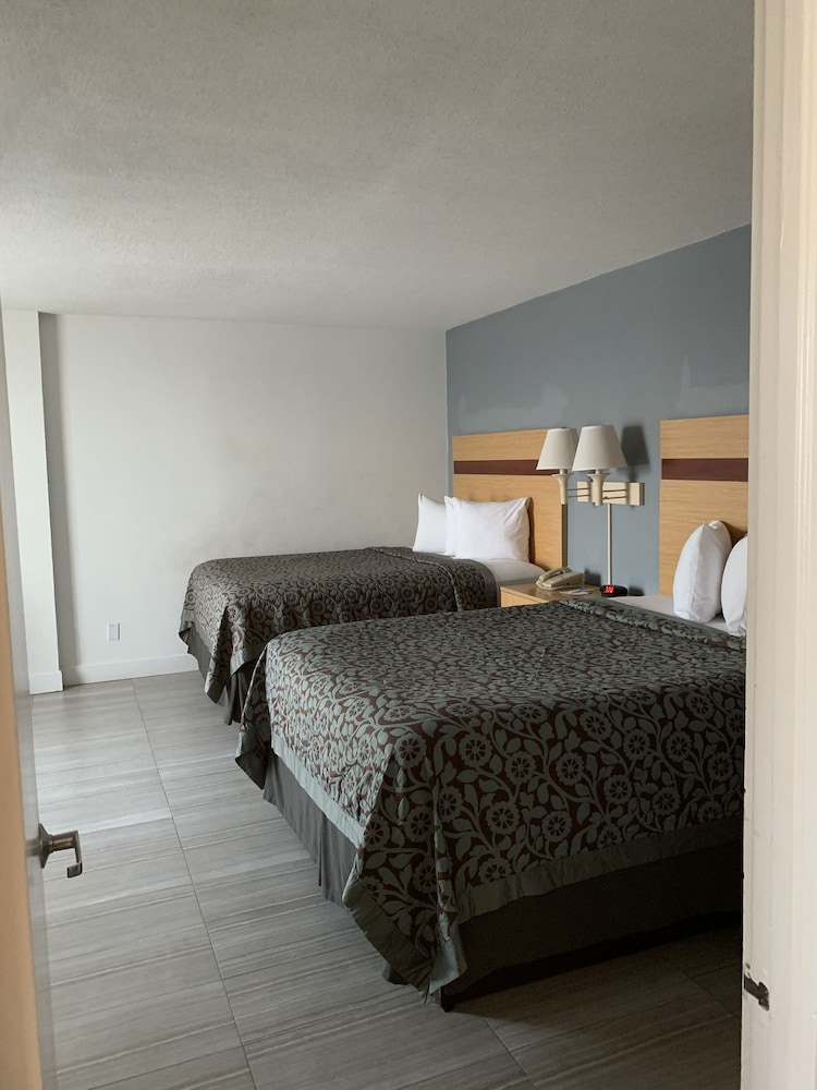 Arya Blu Inn and Suites (Ex Days Inn Ormond Beach Mainsail Oceanfront) 8/43