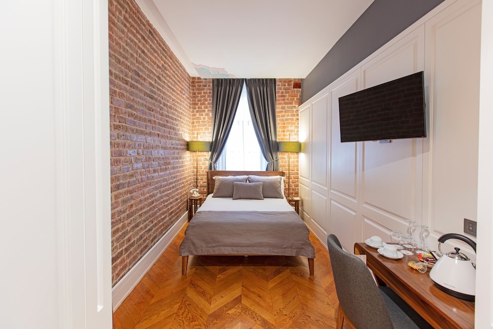 ECONOMY, QUEEN BED