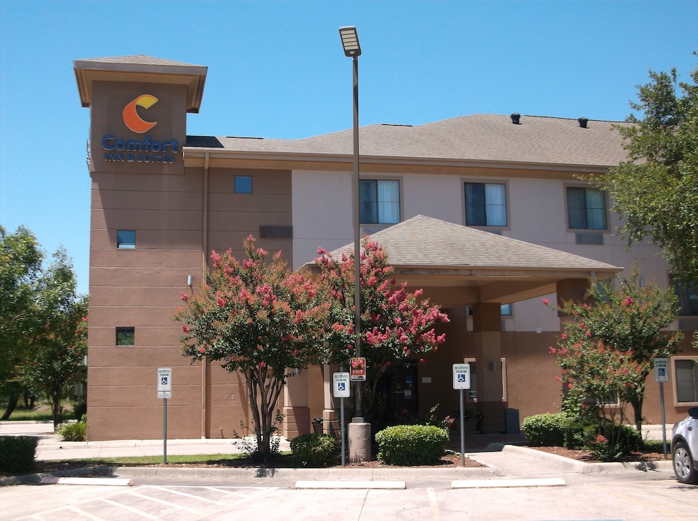 Comfort Inn and Suites Seguin, TX 1/37