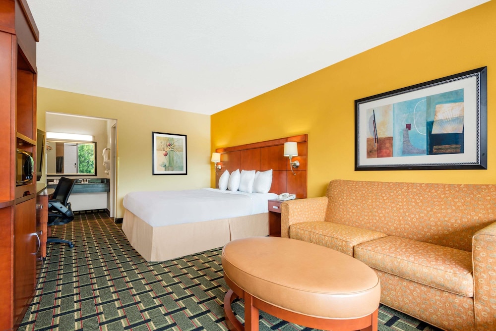 Days Inn by Wyndham Knoxville East 18/31