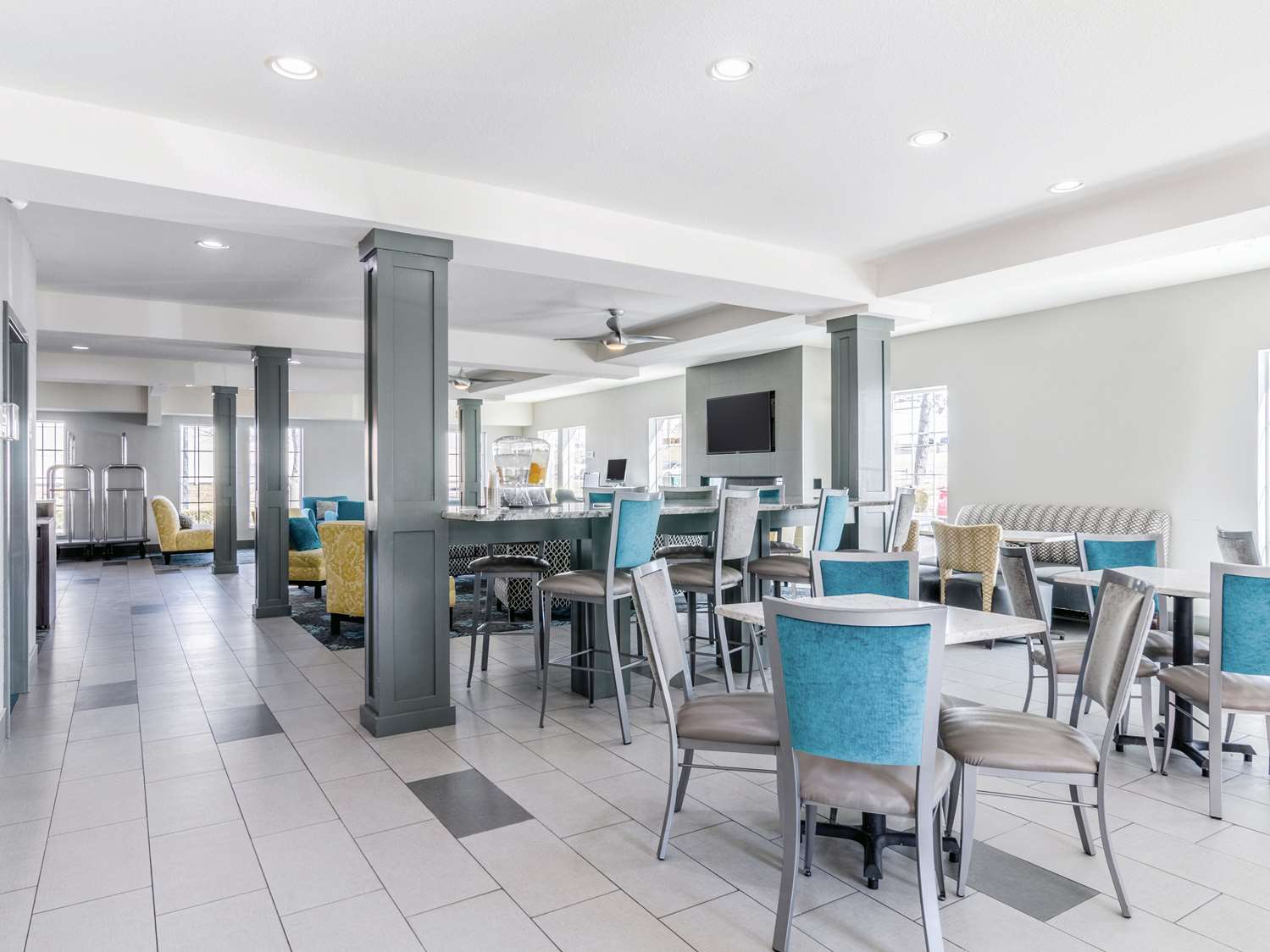 La Quinta Inn and Suites by Wyndham Kansas City Airport 26/34