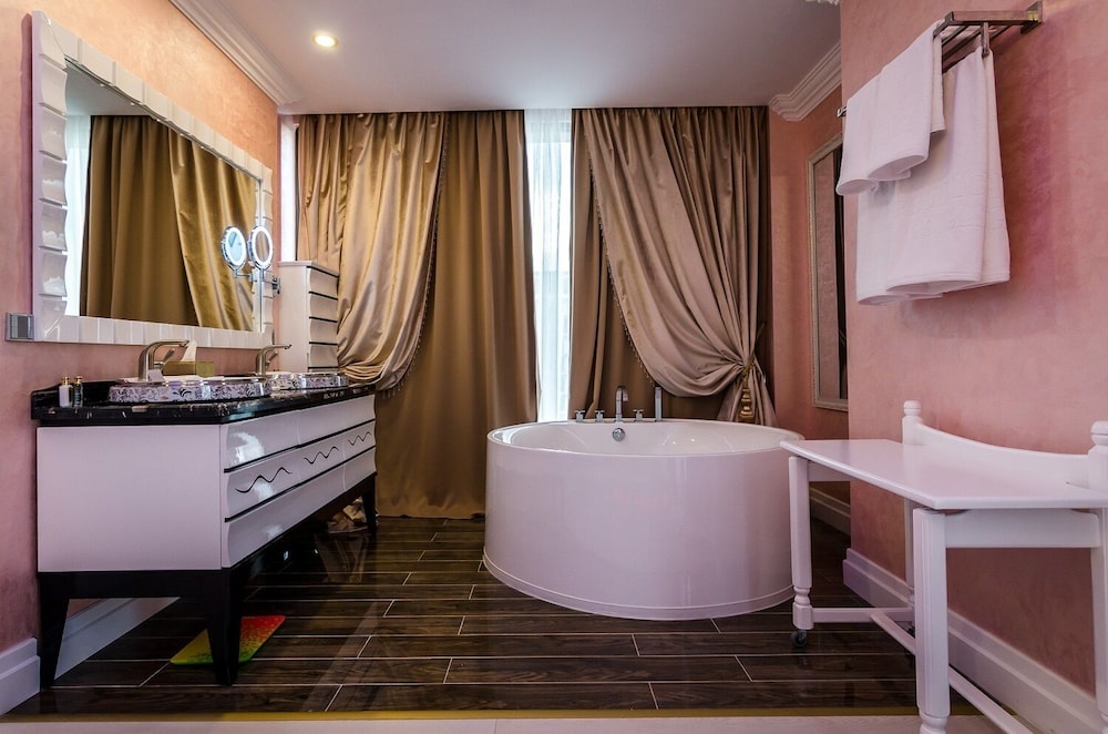 Phoenicia Royal 48/50