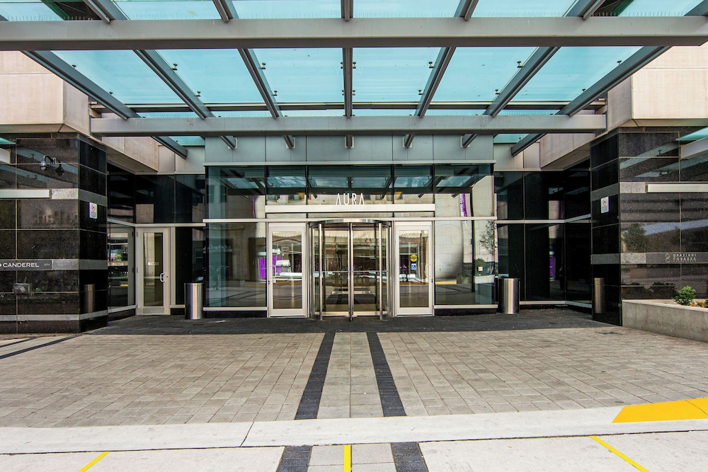Canada Suites on Bay 42/50