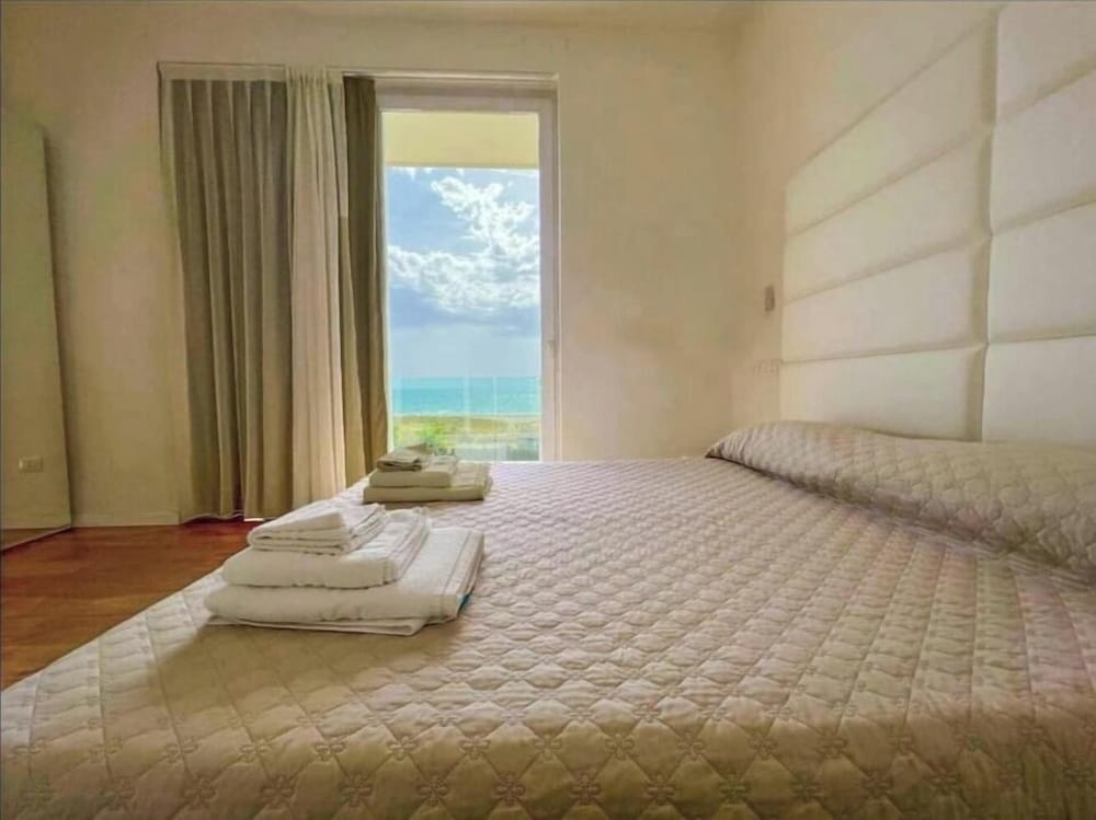 Hotel Artemide Mare 7/40
