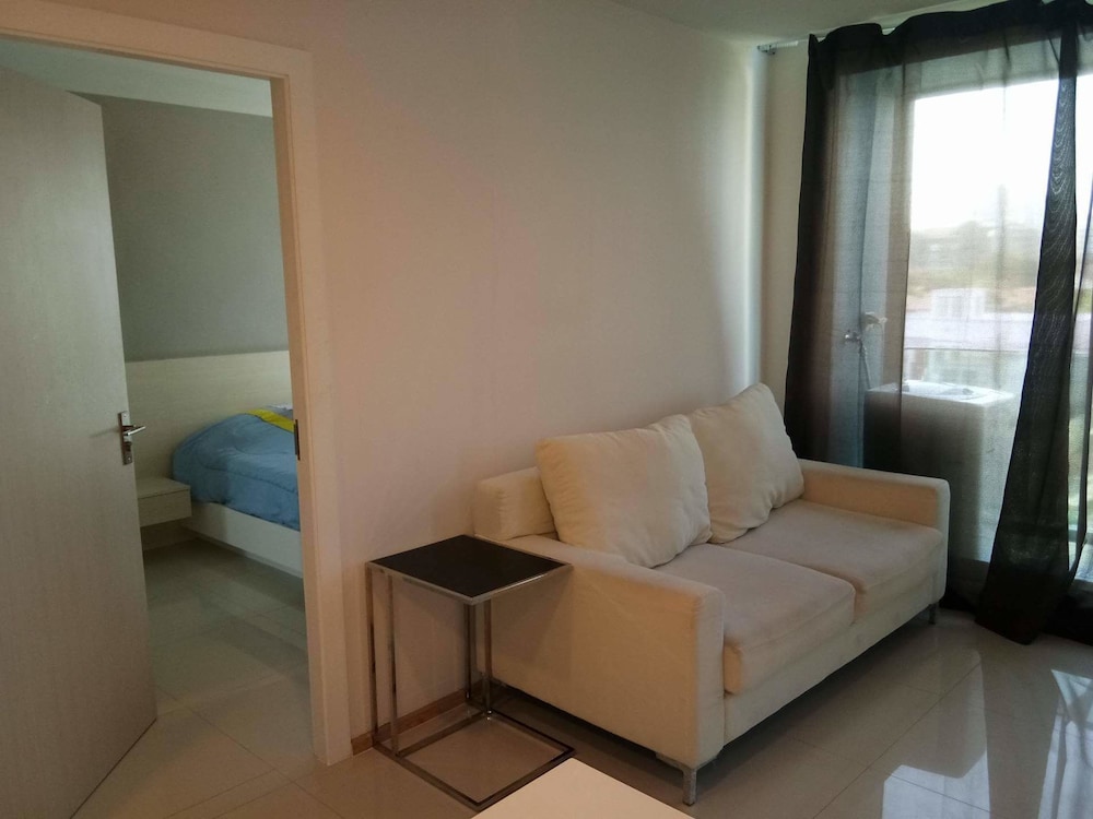 Acqua Condominium 12/50