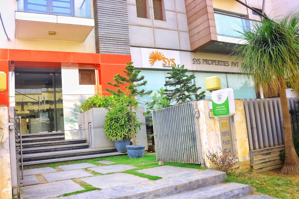 Stately Suites, Golf Course Road 6/58