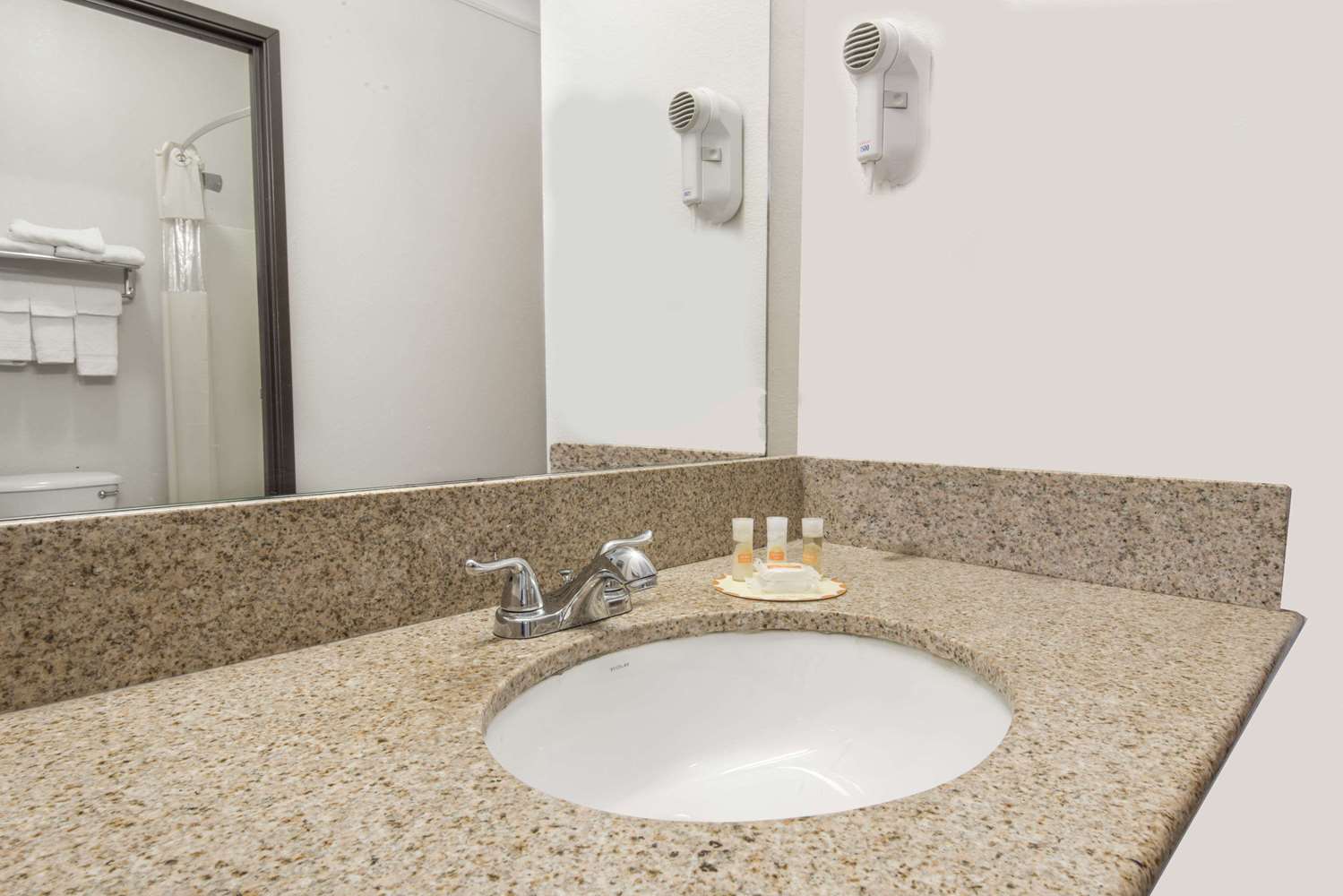Days Inn by Wyndham Kansas City International Airport 26/29
