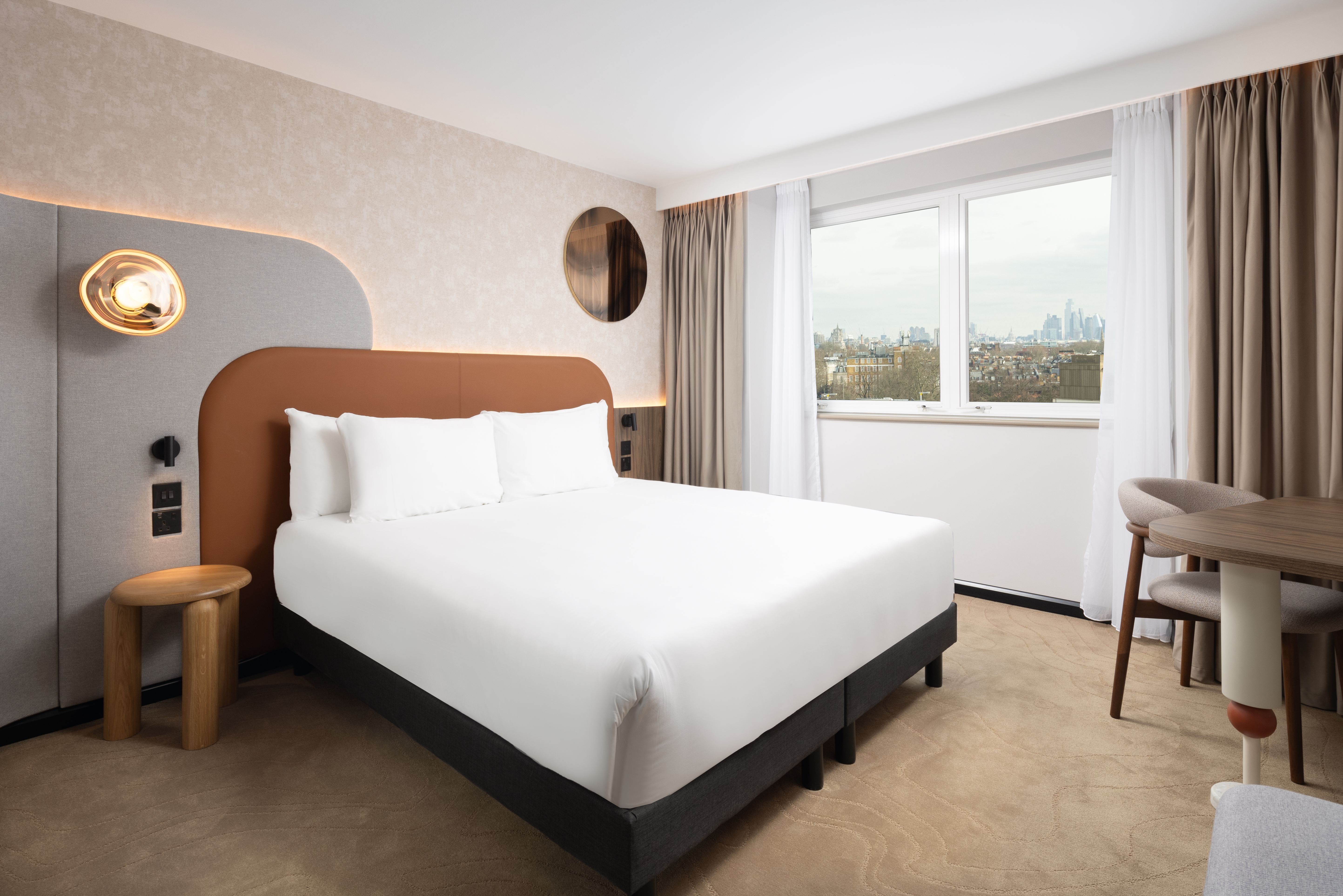 SUPERIOR, KING BED, CITY VIEW, BATHTUB